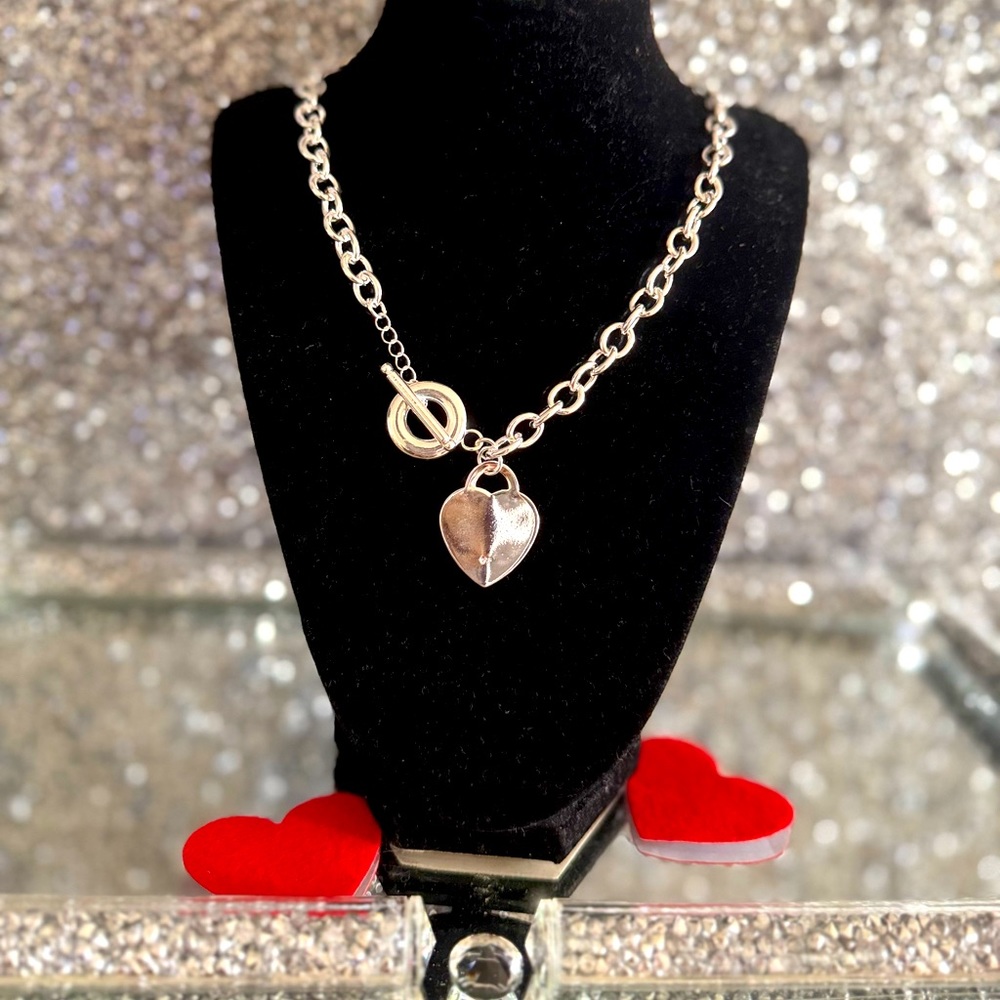 Designer style silver 925 plated 18 inch  heart necklace with toggle clasp.